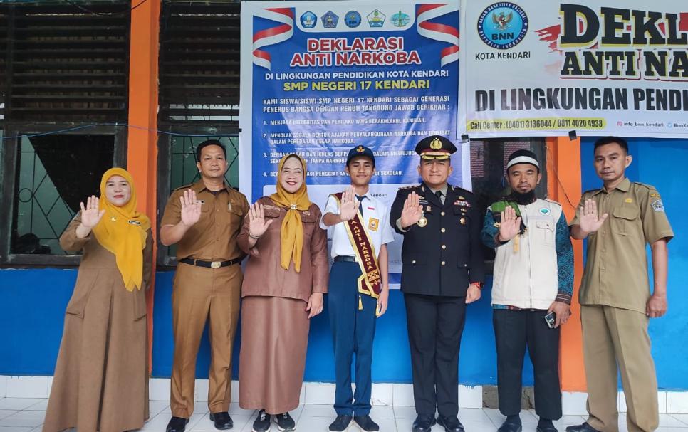 SMPN 17 Kendari Deklarasi Anti Narkoba Bersama BNN