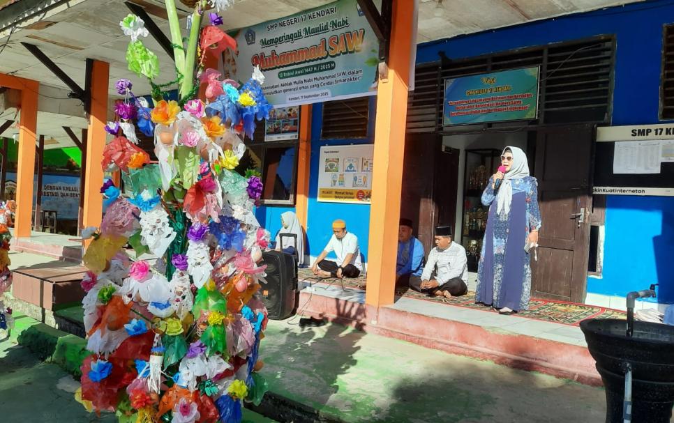 SMPN 17 Kendari Peringati Maulid Nabi, Tekankan Pentingnya Akhlak Mulia